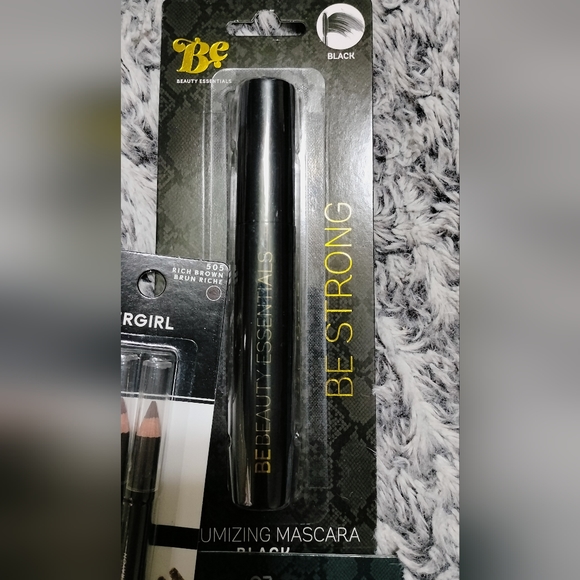 Make-Up Bundle - Picture 4 of 6